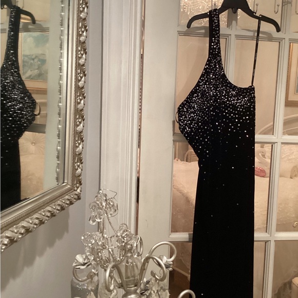 Beautiful velvet off the shoulder gown with sparkles - Picture 2 of 4